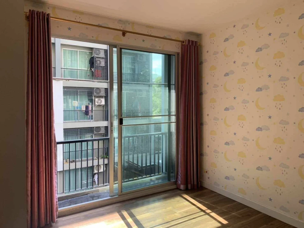 Selling a Space ME Sukhumvit 77, 3rd floor unit. High-quality wallpaper installed. Excellent location, convenient transportation. Don't miss out!