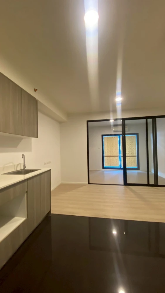 For sale: A Space Mega, next to Ikea and Mega Bangna. Clean, airy room. Room decorating enthusiasts, don't miss out!