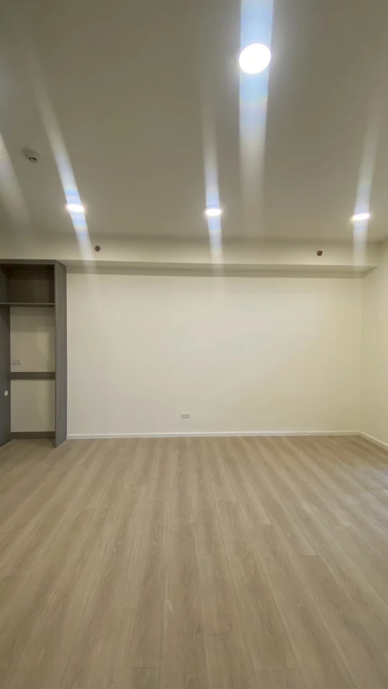 Selling a high-floor A Space Mega Bangna unit. Good ventilation, spacious and comfortable. Book now!