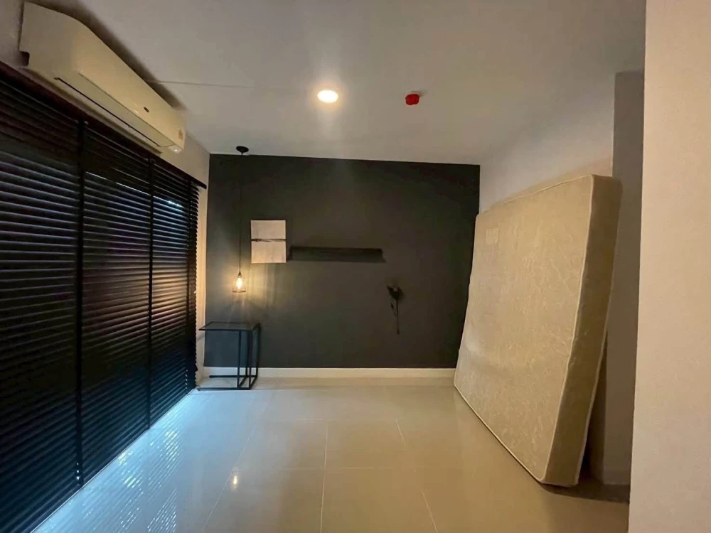 Selling A Space Sukhumvit 77, 1st floor, Building D, pool side, garden view. Clean and comfortable room. Book now!