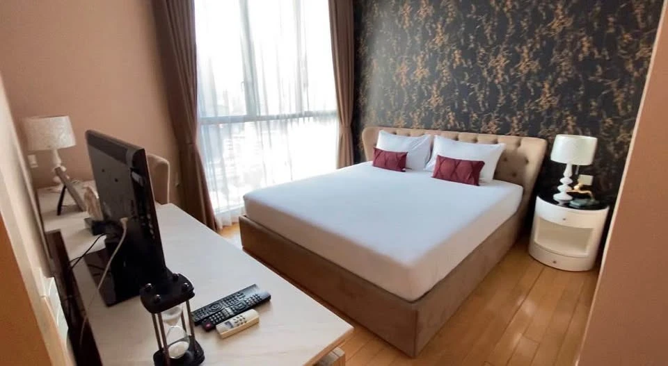For sale: AEQUA Sukhumvit 49, 21st floor room, very high, great city view, with wallpaper throughout the room, don't miss out!