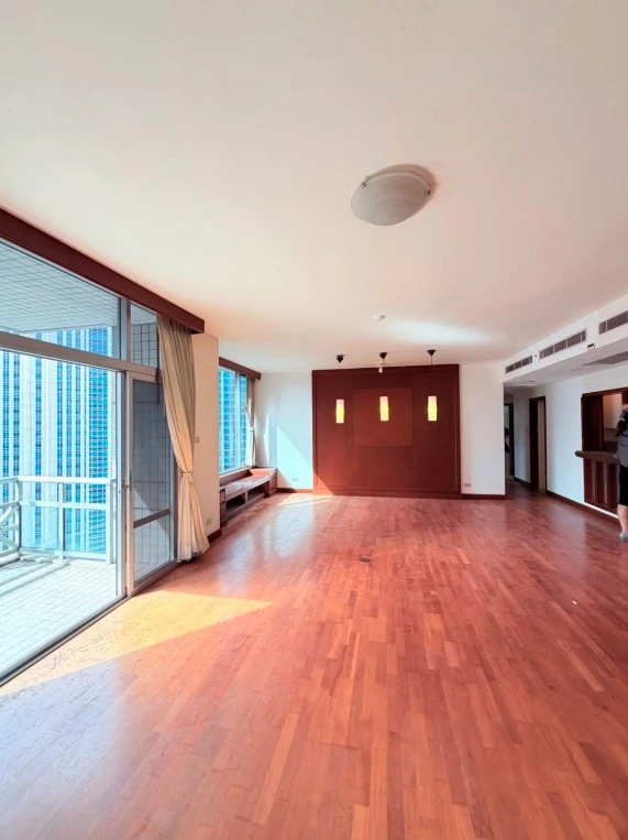 Selling a large condo unit at All Seasons Mansion, located in the heart of Wireless Road. It features an extra-wide balcony and is on a very high floo