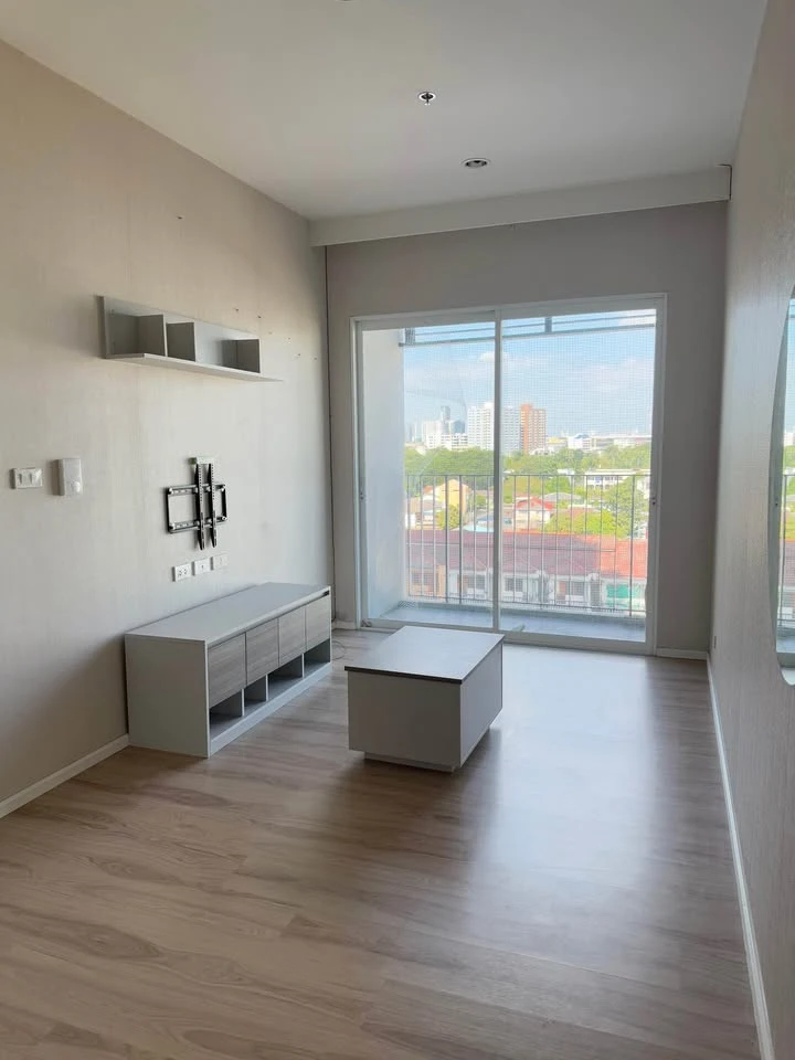 Selling Amber by Eastern Star condo, 7th floor. Spacious room with plenty of usable space. A must-see!