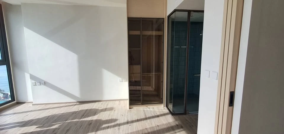 For sale: AROM WONGAMAT, the ultimate in luxury. Luxury beachfront condo in Pattaya. One bedroom. Don't miss it!