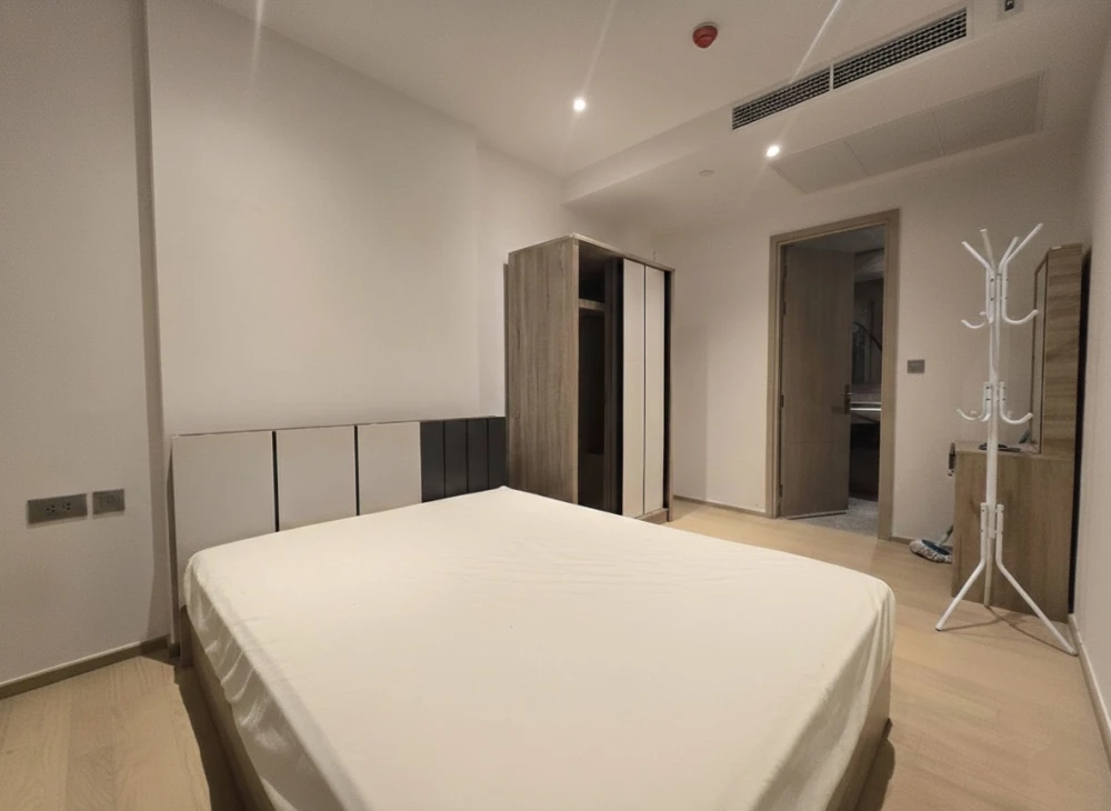 Selling Ashton Asoke-Rama 9, 1 bedroom unit with spacious living area and fully furnished. Don't miss this great deal!