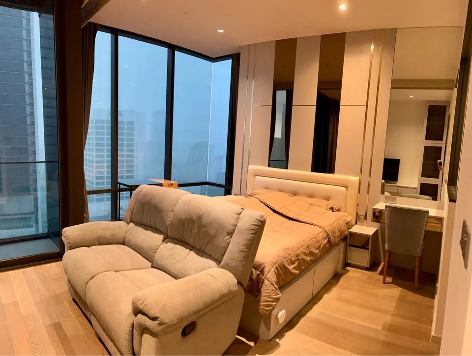 Ashton Silom for sale, 20th floor, very high, city view, built-in decoration throughout the room, complete furniture, don't miss it.