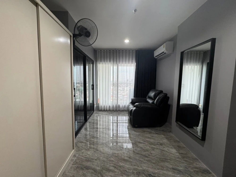 Selling Aspire Ngamwongwan apartment. The entire unit is tiled with granite, making it easy to clean, strong, and durable. Don't miss out!
