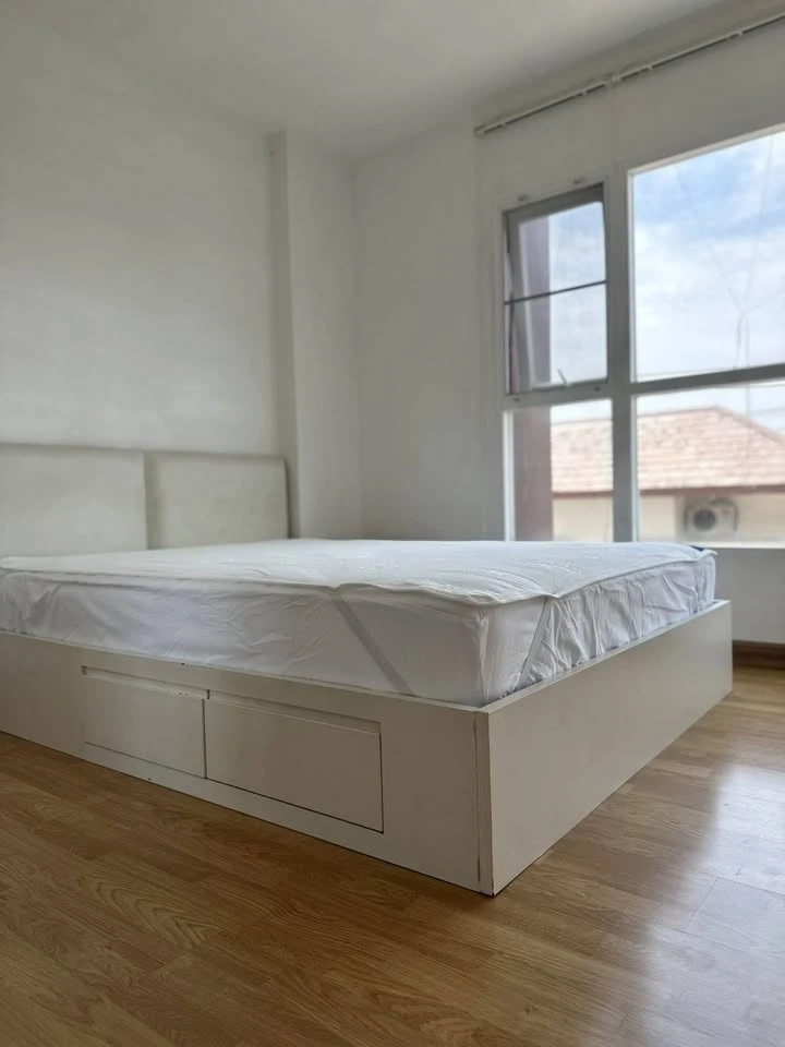 For sale Aspire Srinakarin 1 bedroom 1 bathroom, clean white tone room, good location, fully furnished, must reserve like this.