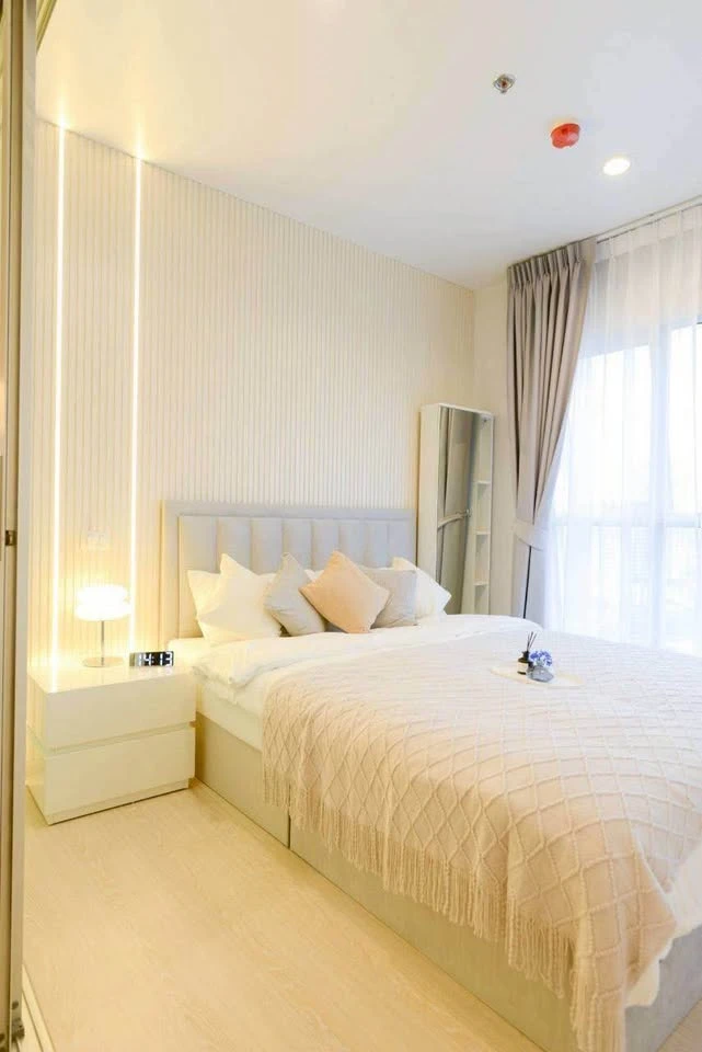 Selling Aspire Sathorn-Taksin (Timber Zone). Beautiful layout with clearly defined bedroom and living room zones. Lush, tranquil, and private Natural