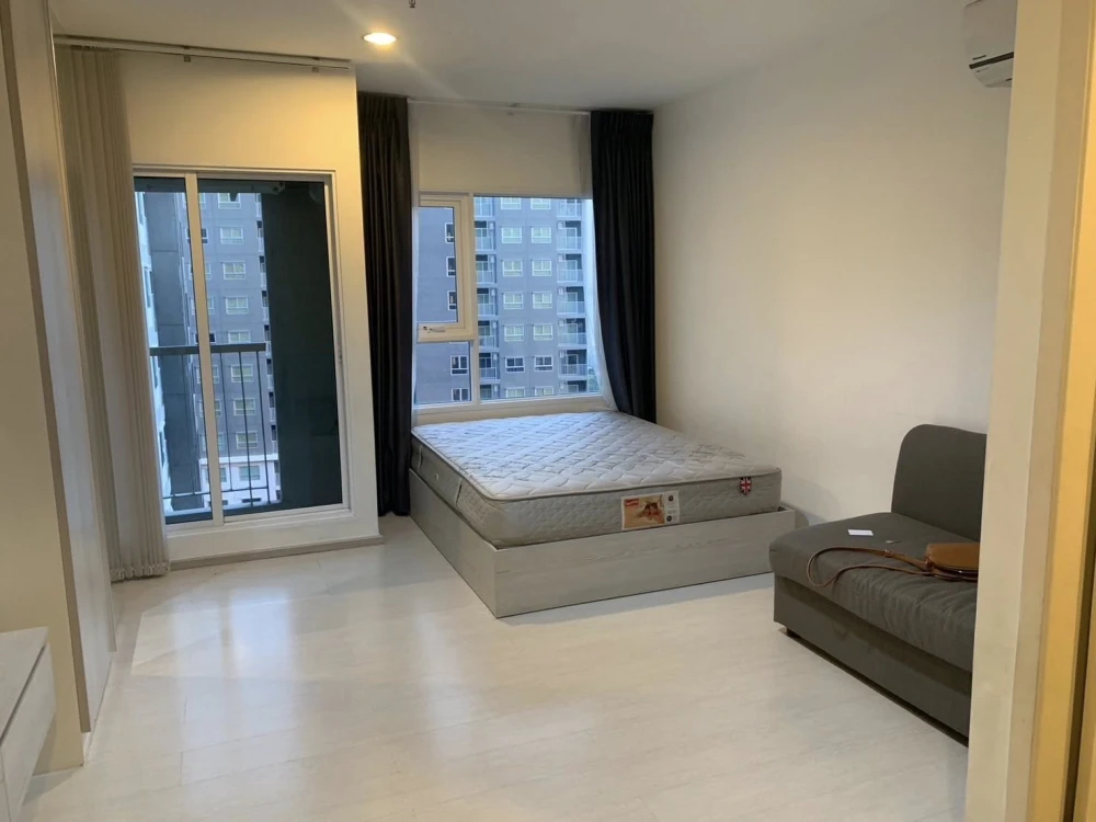 Selling Aspire Erawan, 27th floor, studio room with pool view, fully furnished. Great location. Book now to secure your unit.