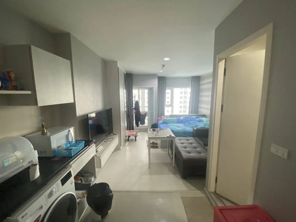 Selling Aspire Erawan, 17th floor, pool view. Includes furniture and appliances. Move in now, don't wait!