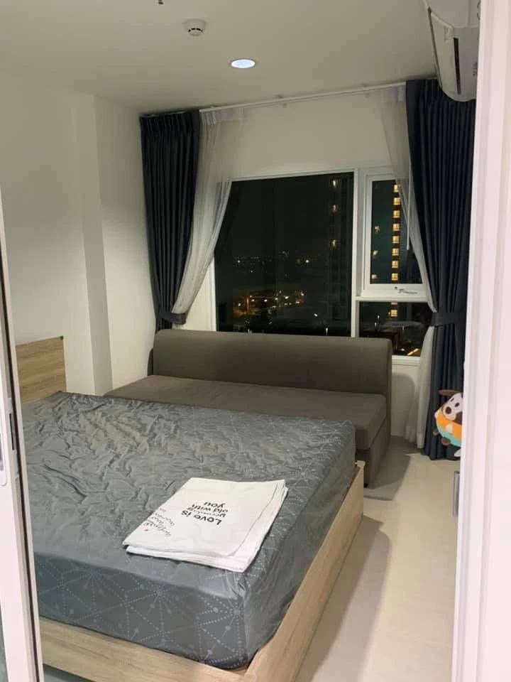 Selling ASPIRE Erawan 1-bedroom unit. Spacious living area with high-quality built-in furniture. Book now!