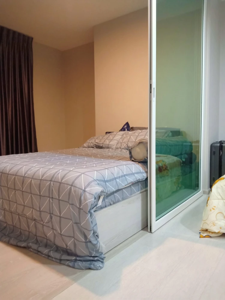 Selling ASPIRE Erawan 1-bedroom, 1-bathroom unit. Fully furnished with complete amenities. You can't resist booking this!