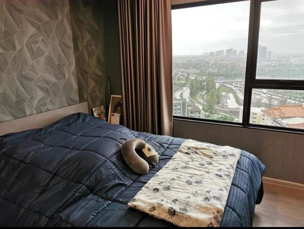 Selling Aspire Sathorn - Taksin (Copper Zone), 19th floor, pool view, good ventilation, high-quality wallpaper. Book now!
