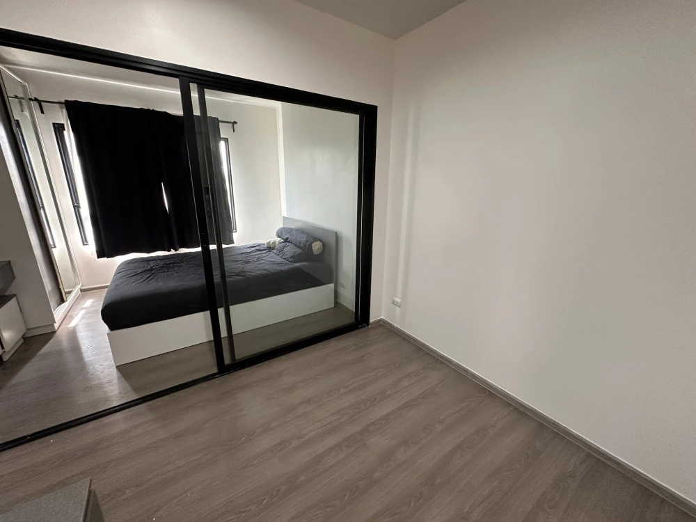 Selling Aspire Sathorn - Taksin (Copper Zone) unit on the 4th floor. Fully furnished and in a great location. Book now!