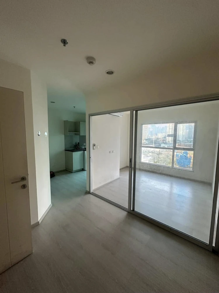 For sale: Aspire Sathorn-Taksin (Timber Zone), empty room, clean, airy, very good condition, washing machine included. Don't miss out!