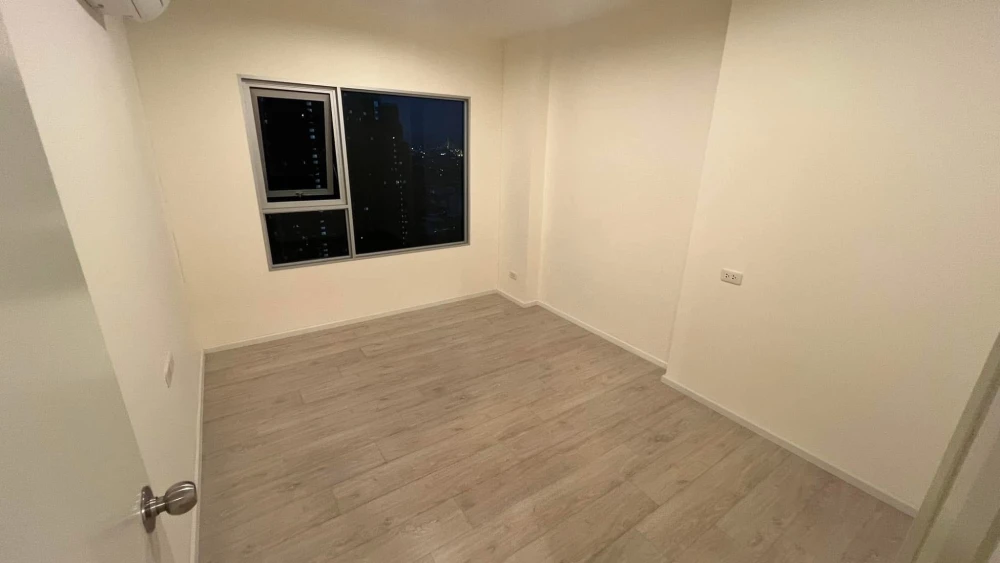 Selling an unfurnished unit at Aspire Sathorn Thapra. High floor, beautiful view, very livable. Book now!
