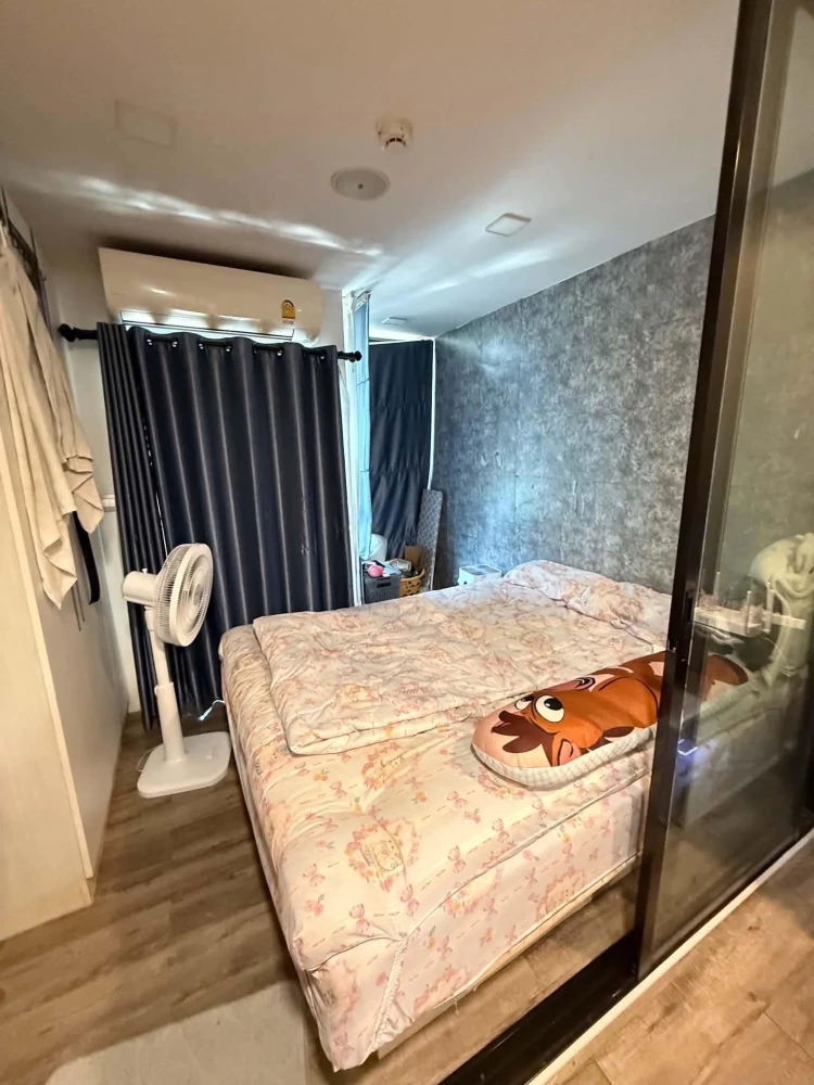 For Sale: Atmoz Chaengwattana. Unit featuring stylish grey wallpaper and a view of lush greenery—a very pleasant atmosphere. Book now!