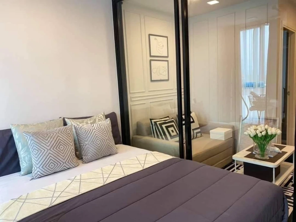 Selling Atmoz Chaengwattana corner unit, offering privacy and featuring high-quality built-in furniture. Book now!