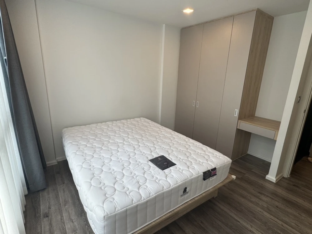 Selling Atmoz Ratchada-Huaikwang unit on the 6th floor. Fully furnished with full amenities and pool view. Book now!