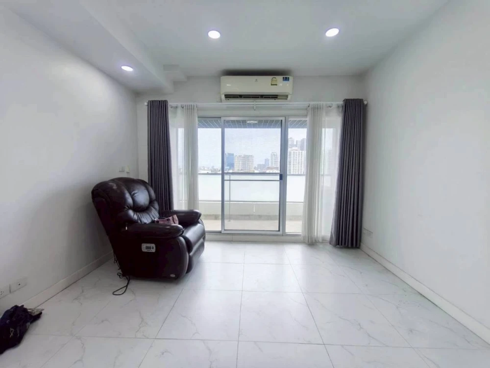 Baan-Nonsi condo for sale: Spacious rooms with ample usable space, in a prime location with stunning Chao Phraya River views. You can't resist!