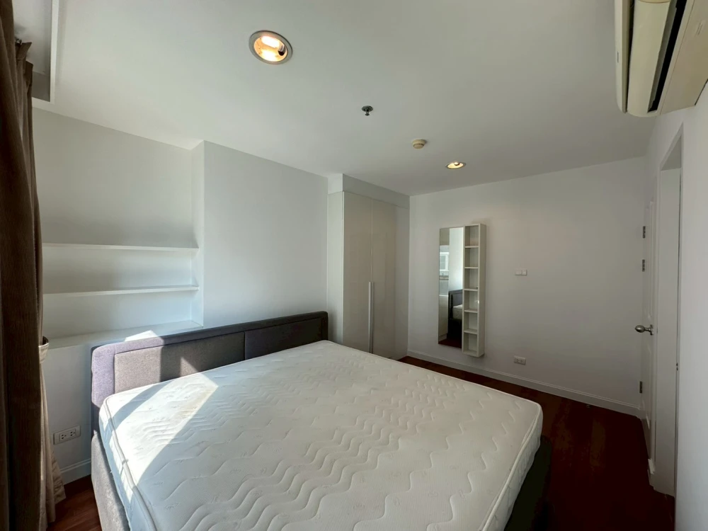 Selling a Belle Grand Rama 9 condo unit on a very high floor (3x). Includes all furniture and appliances; just bring your personal belongings and move