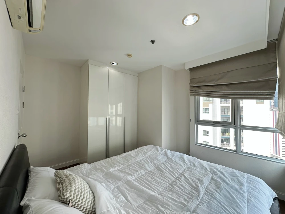 Selling Belle Grand Rama 9, 3 bedrooms, spacious living area, and fully furnished. Don't miss out!