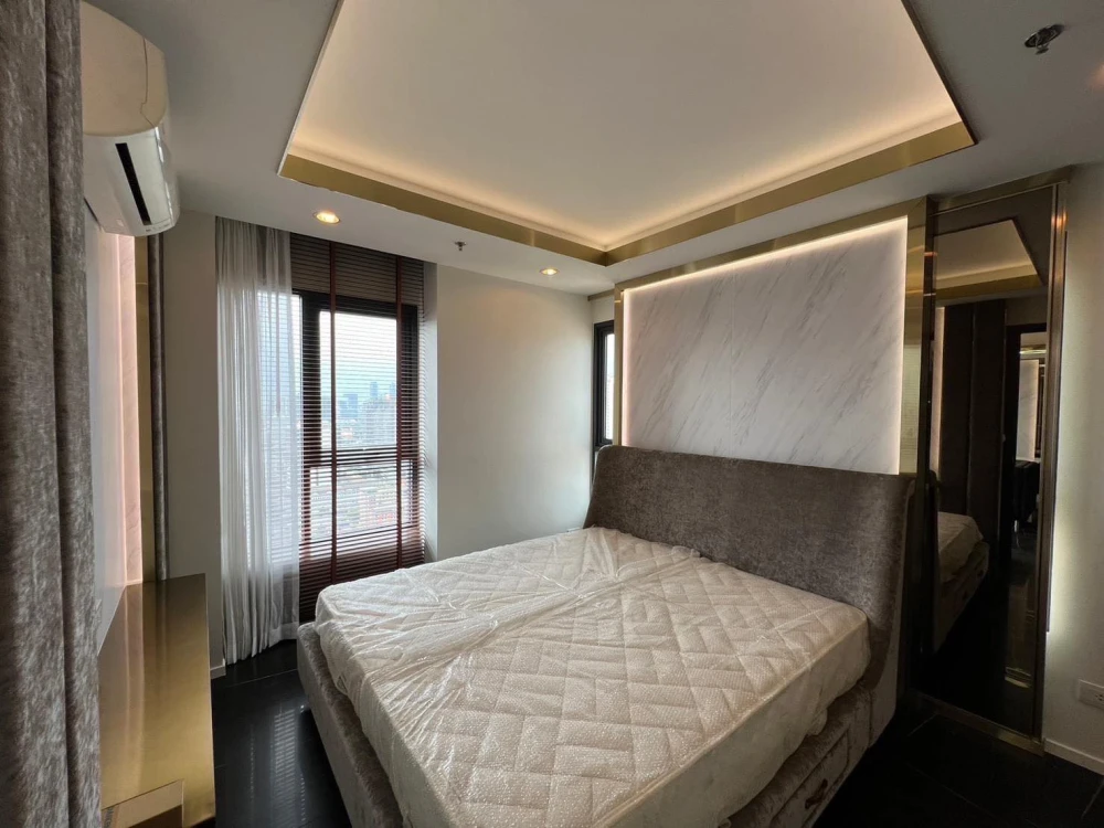 For sale: C Ekkamai, high floor 30+, beautiful city view, beautifully decorated built-in throughout the room, don't miss it.