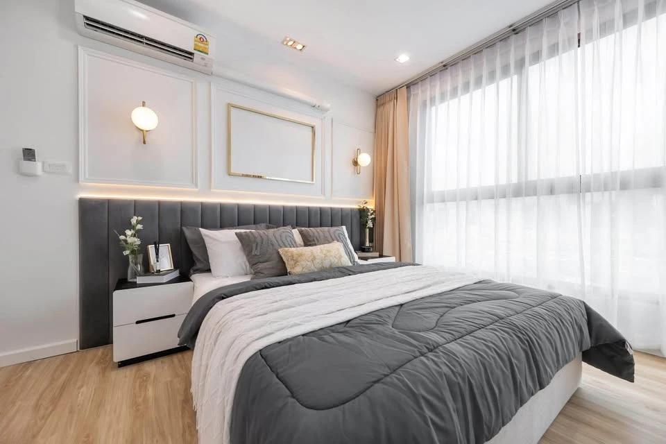 For sale: Casa Condo Asoke-Din Daeng. The room is on a very high floor with plenty of usable space. The view is not blocked. It is fully furnished and