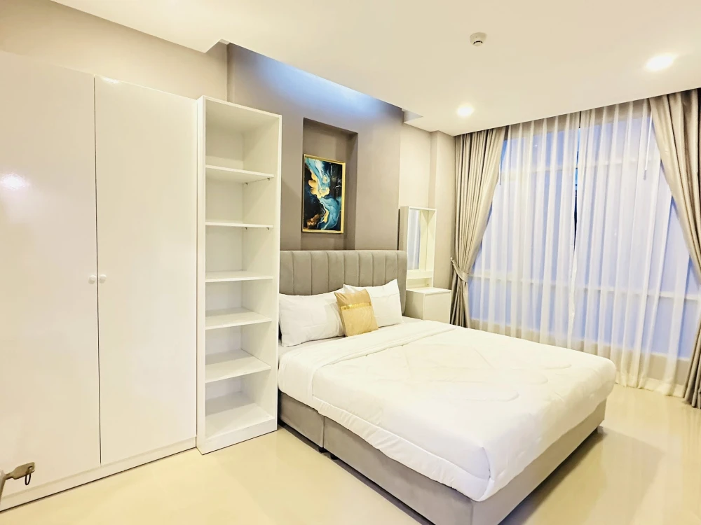 For sale: CC Condominium, 1 lovely room, decorated in a controlled tone, excellent built-in wall. Don't miss out on something this good.