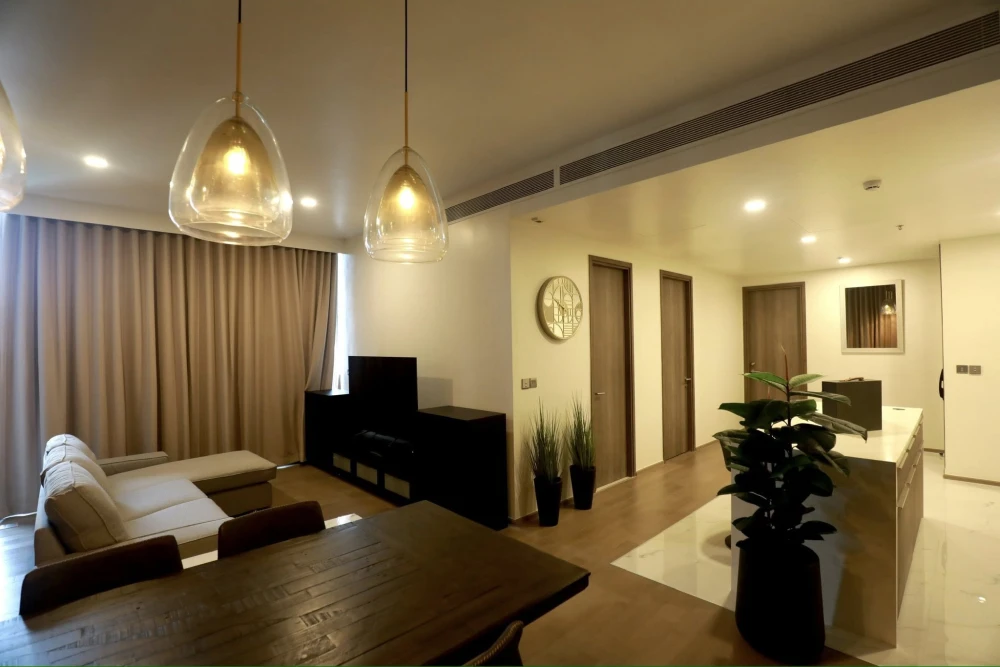For sale: Celes Asoke, 30th floor, very high floor, 3 bedrooms, 3 bathrooms, very wide floor, fully furnished, ready to move in.