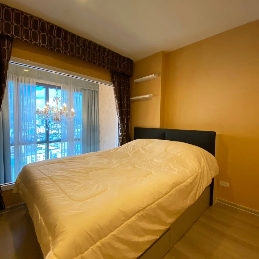 Selling Centric Ratchada–Huai Khwang, 20th floor, fully furnished and ready to move in. Book now!
