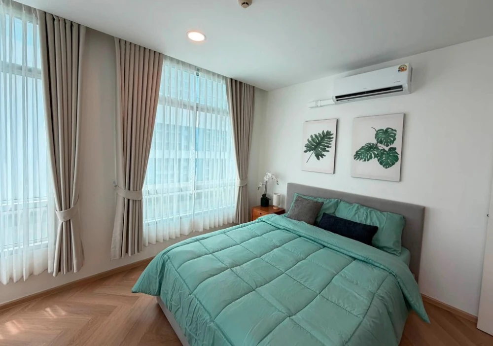 Selling a spacious corner unit at Centric Scene Sukhumvit 64. Offering high privacy and a minimalist Muji-style interior with herringbone flooring. Bo