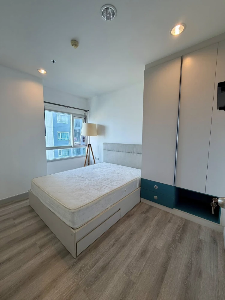 Selling Centric Sea 1-bedroom, 1-bathroom unit. Fully furnished with beautiful, unblocked city views. Book now!