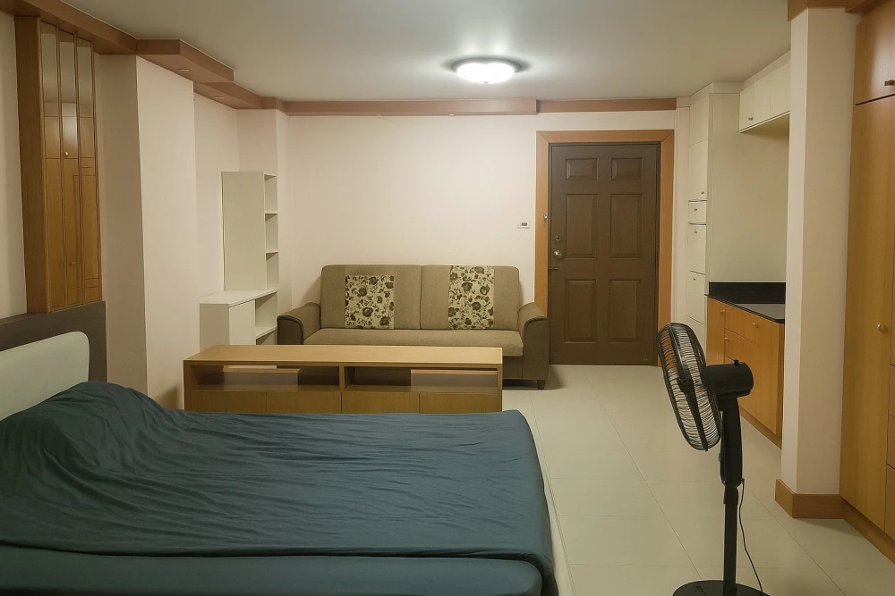 Selling Champs Elysees Chaengwattana, an affordable condo in good condition with built-in furniture. Book now!