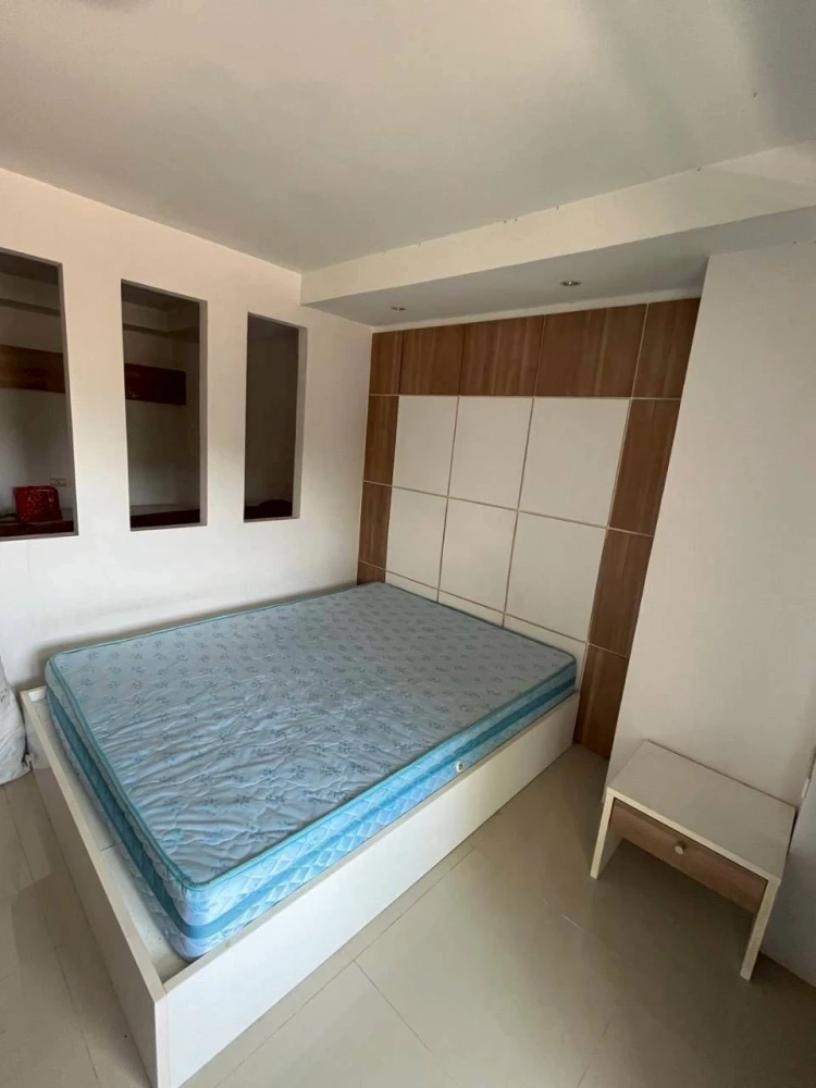 Selling a spacious and comfortable condo at Champs Elysees Chaengwattana. It's on a low floor and ready to move in!