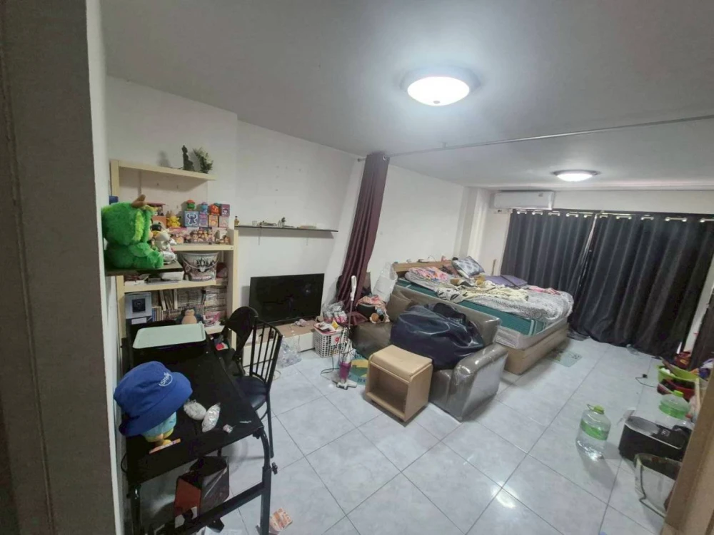 Selling a 2nd floor unit at Champs Elysees Tiwanon. Excellent location and fully furnished. Don't miss out!