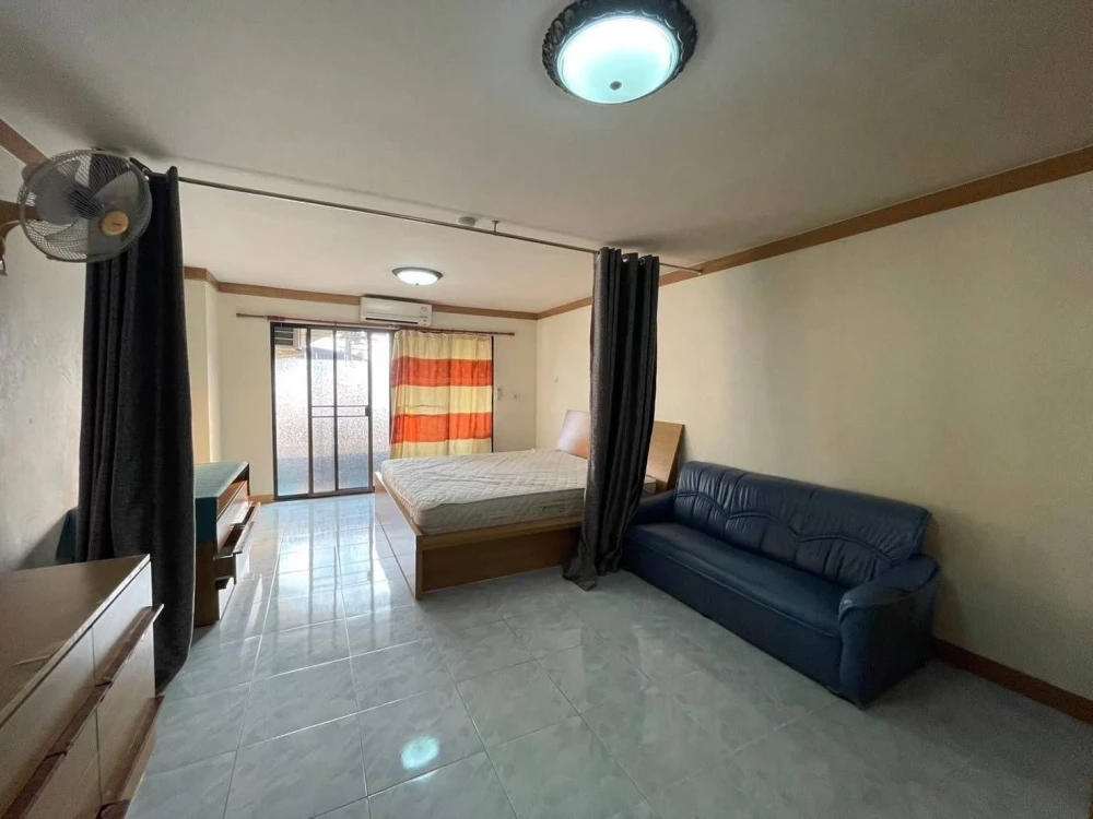 Selling a 2nd floor unit at Champs Elysees Tiwanon, fully furnished. Don't miss this opportunity!