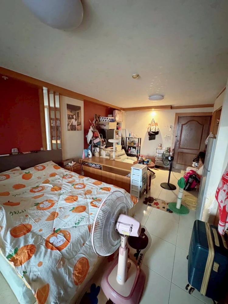 Selling a 5th-floor unit at Champs Elysees Tiwanon. Excellent location, convenient transportation, and fully furnished. Book now!
