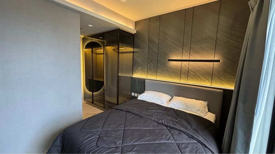 For sale: Chapter Chula Samyan, 29th floor, beautiful view, private, corner room, lots of glass. You must reserve this.