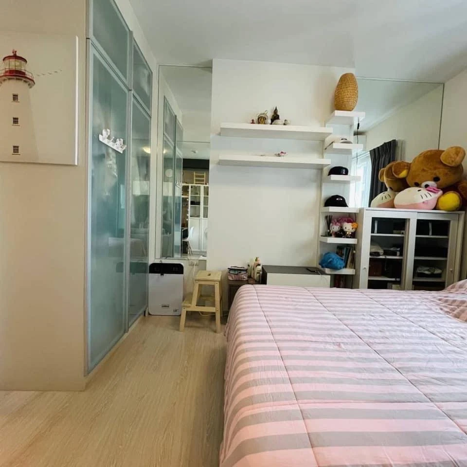 Selling Chapter One Eco Ratchada-Huai Khwang condo unit. Ready to move in, fully furnished, high floor, good ventilation. Book now before it's too lat