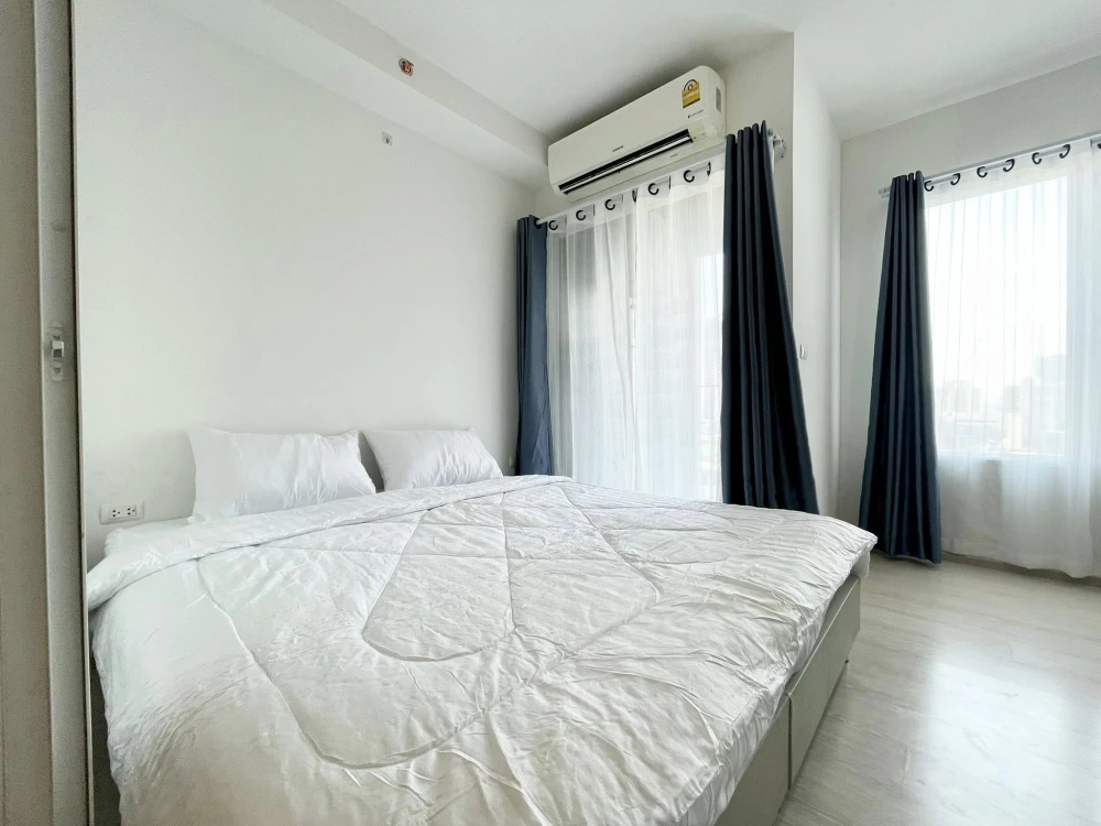 For sale: Chapter One Eco Ratchada-Huai Khwang. Clean room decorated in a soothing tone. Fully furnished. Just bring your bags and move in.