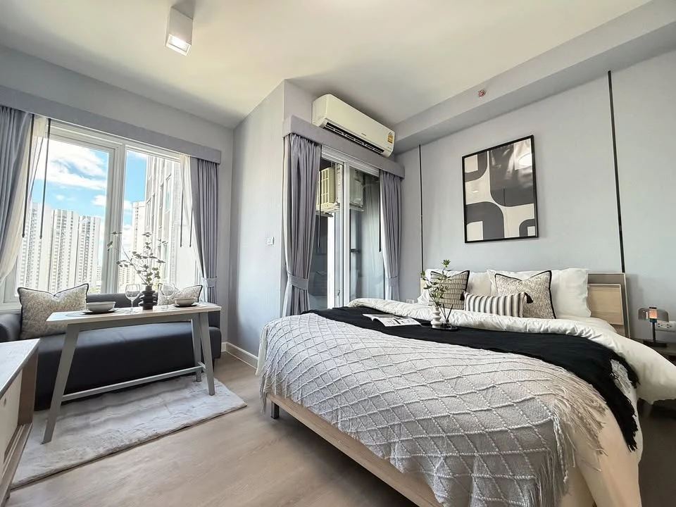 Selling a beautifully decorated Studio room at Chapter One Eco Ratchada-HuaiKhwang. Fully furnished with all appliances included; just bring your bags