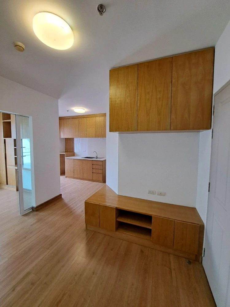 Selling a great unit at Chapter One Modern Dutch, 16th floor. Excellent value! Book now!