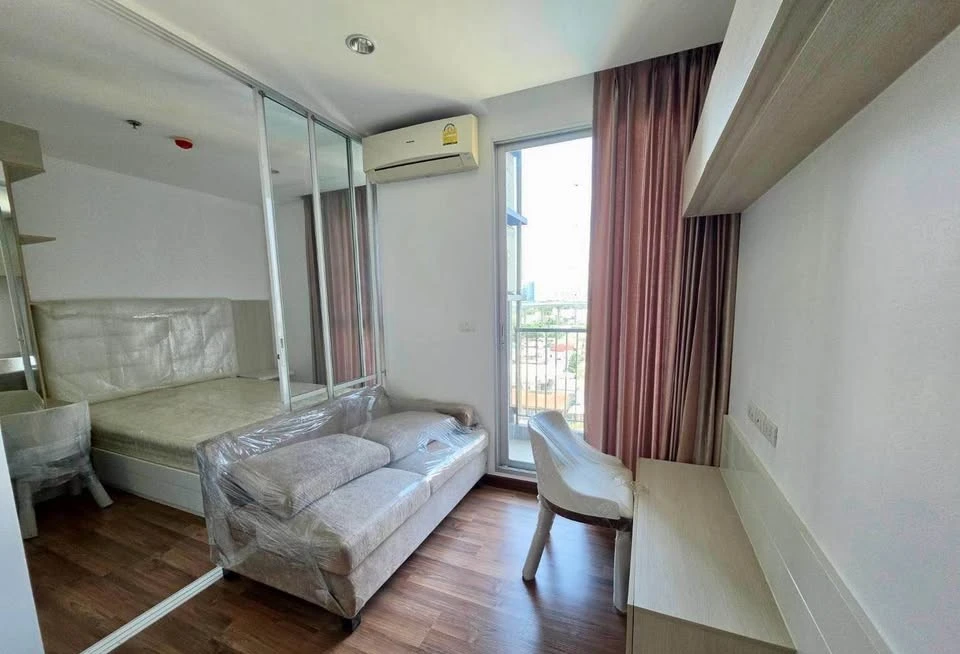 Selling a Chewathai Interchange condo. It's a lovely place to live and comes fully furnished. Just bring your bags and move in!