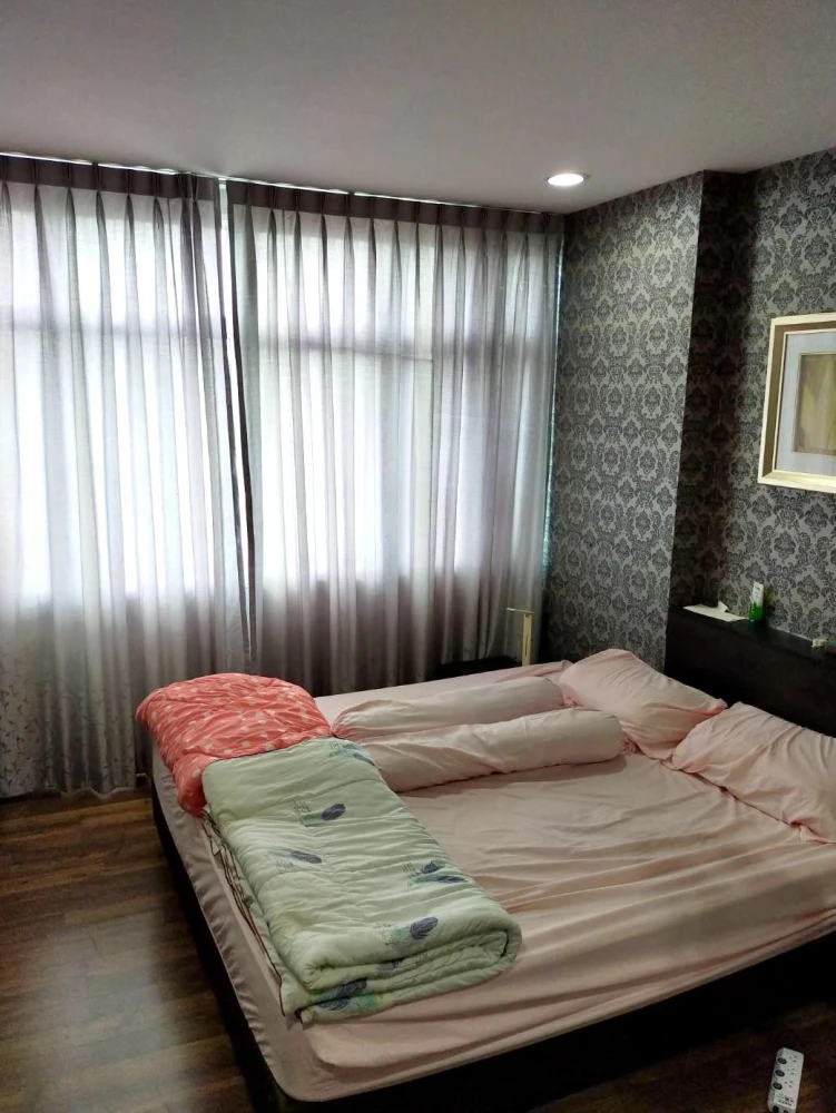 Selling Chewathai Ratchaprarop 2-bedroom unit, fully furnished, great price. Buy now, don't miss out!