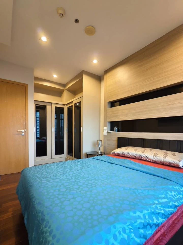 Circle Condominium for sale, 14th floor, North facing. Comfortable, not hot, clean, spacious, and very livable. Book now!