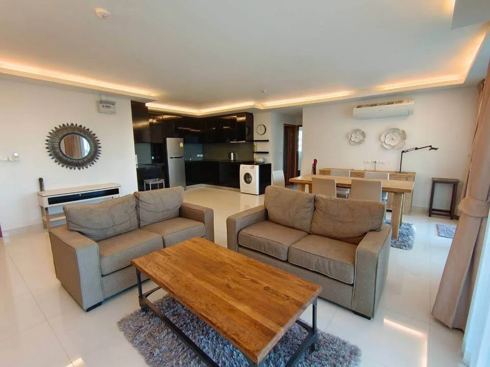 For sale: Club Royal Wongamat (North Pattaya), 6th floor, swimming pool view, 3 bedrooms, 2 bathrooms, very large room, reserve now.