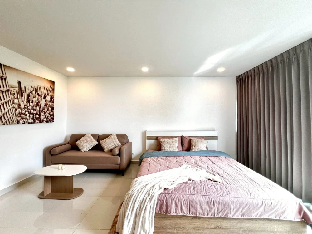 Selling a studio room at Club Royal Wongamat (North Pattaya) with pool and sea views. Book now before it's gone!