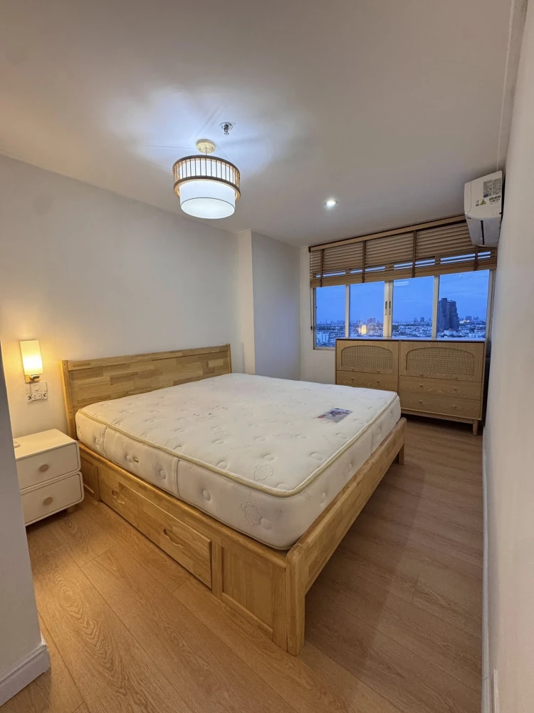 Selling Commonwealth Pinklao 1-bedroom, 1-bathroom unit with spacious living area and complete amenities. Book now!